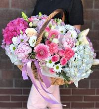 Композиция солнечный день в Краснодаре Цветочная композиция из Розы, Хризантемы, Пионы и Лизиантусы в корзине в Краснодаре
