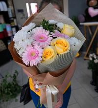 Букет цветов из:  Герберы, Розы и Хризантемы в Краснодаре