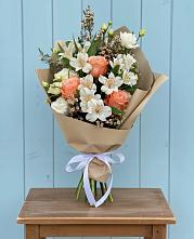 Букет цветов из:  Альстромерии, Лизиантусы, Розы и Хризантемы в Краснодаре