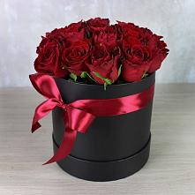 Цветочная композиция из Розы в шляпной коробке в Краснодаре